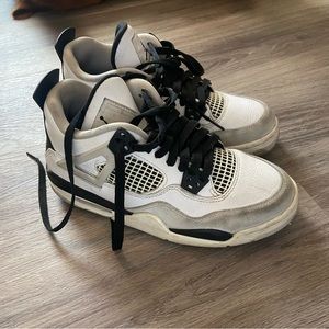 Black and white Jordan 4s (USED)